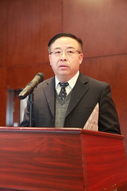 我院副院长赵海平宣读《内蒙古医科大学附属医院优秀教师,优秀学员的